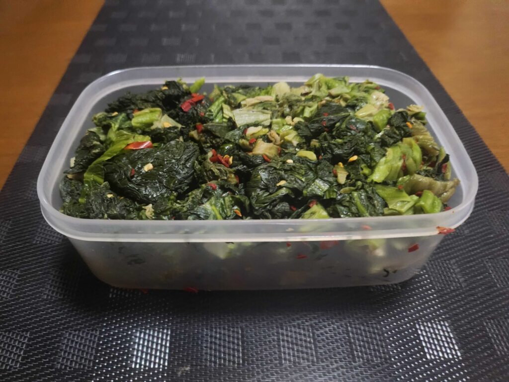 容器にたっぷり入った自家製の高菜漬け