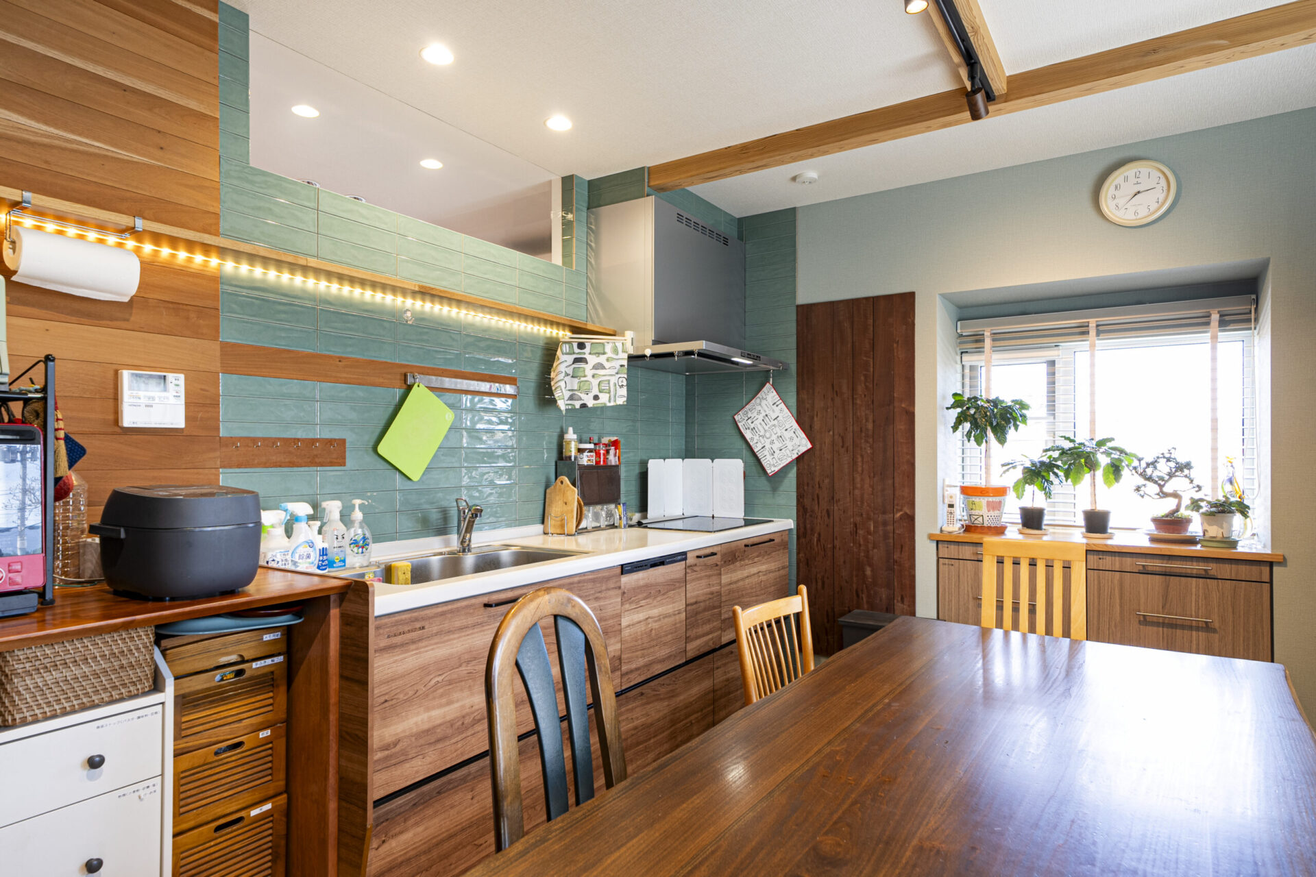 お気に入りのタイルを取り入れた、親世帯の落ち着いたキッチン空間