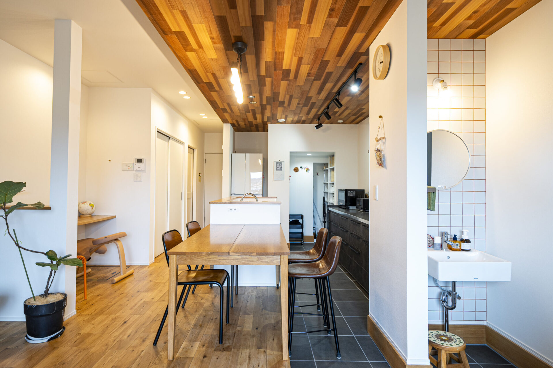 木天井とアイランドキッチンが印象的な、明るく生まれ変わった子世帯のLDK