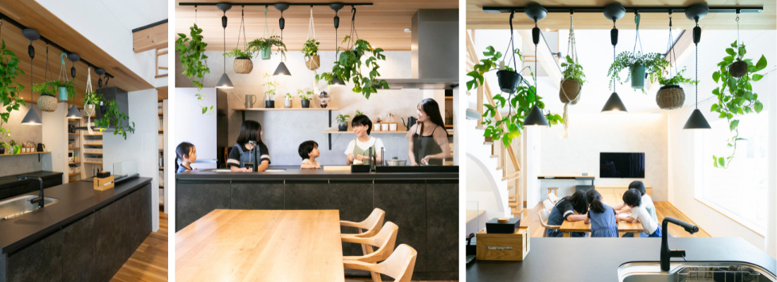 黒いアイランドキッチンと木の天井が調和したナチュラルなLDK。アイランドキッチンで親子が並び、会話を楽しみながら料理をする様子。吹抜けのある明るいリビングで、ダイニングに集まる家族の様子