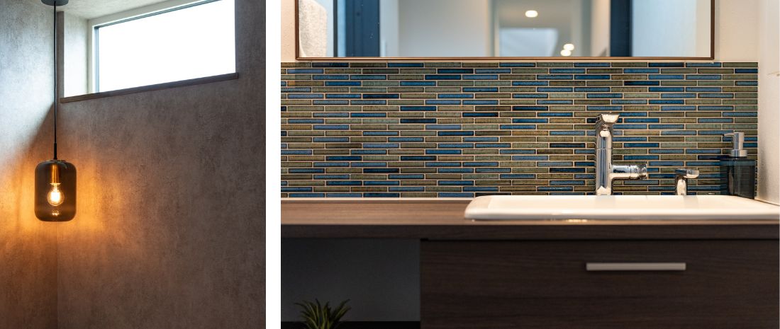 壁際をやさしく照らすペンダント照明と、落ち着いた質感の内装。モザイクタイルがアクセントになった、使いやすい洗面スペース