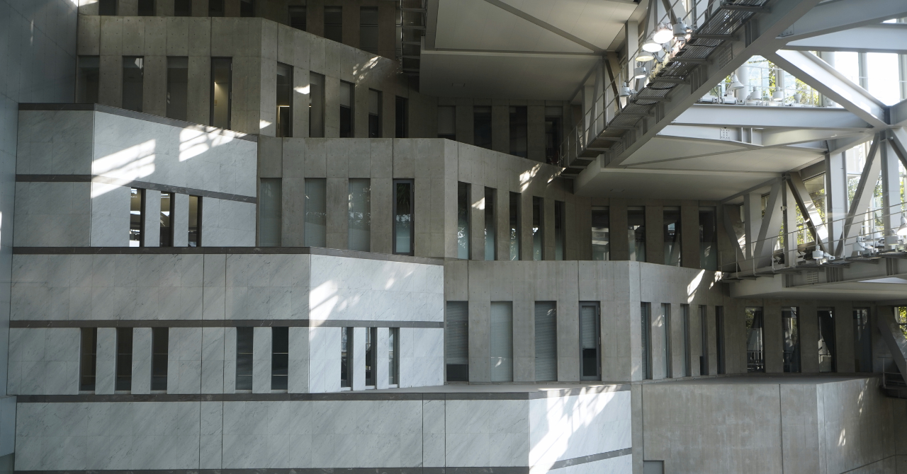 自然光が差し込むアクロス福岡館内の階段状構造とコンクリートの建築デザイン