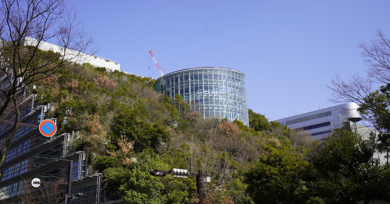 階段状のステップガーデンに豊かな緑をまとったアクロス福岡の南側外観