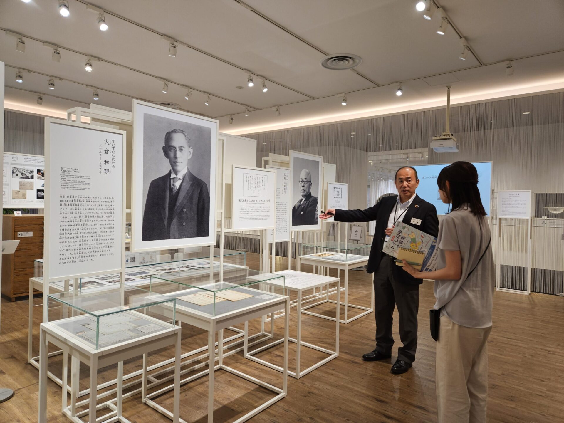TOTOの創業者や歴史を築いた人物を紹介する展示コーナー。写真と資料で歩みを伝える