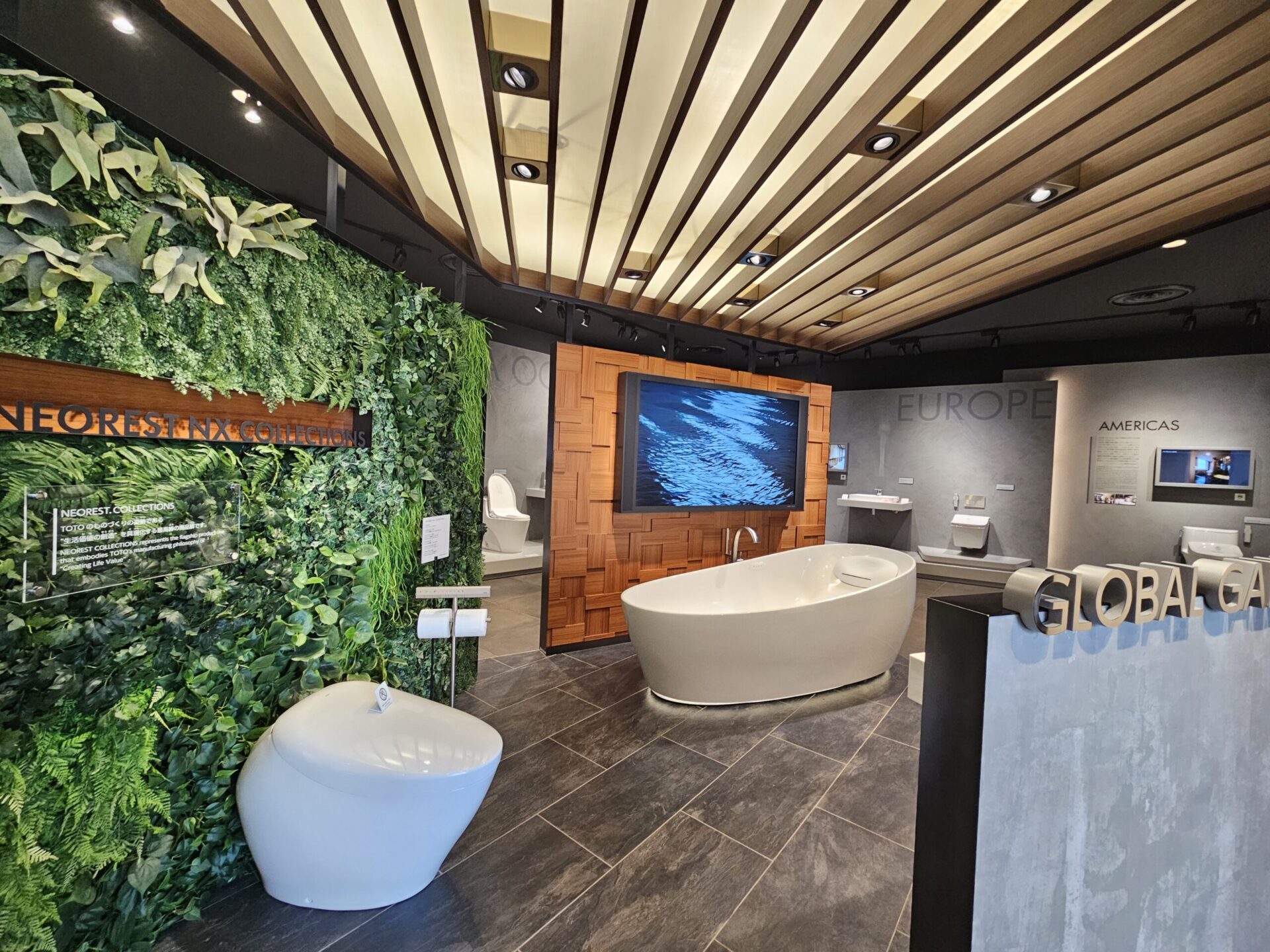 TOTOの最高峰便器ネオレストNXを展示するグローバルギャラリー。世界共通モデルの美しい曲線