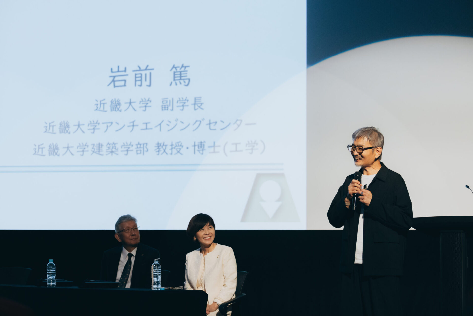 新ブランド発表イベントで登壇し、健康と住宅性能について講演する岩前篤教授