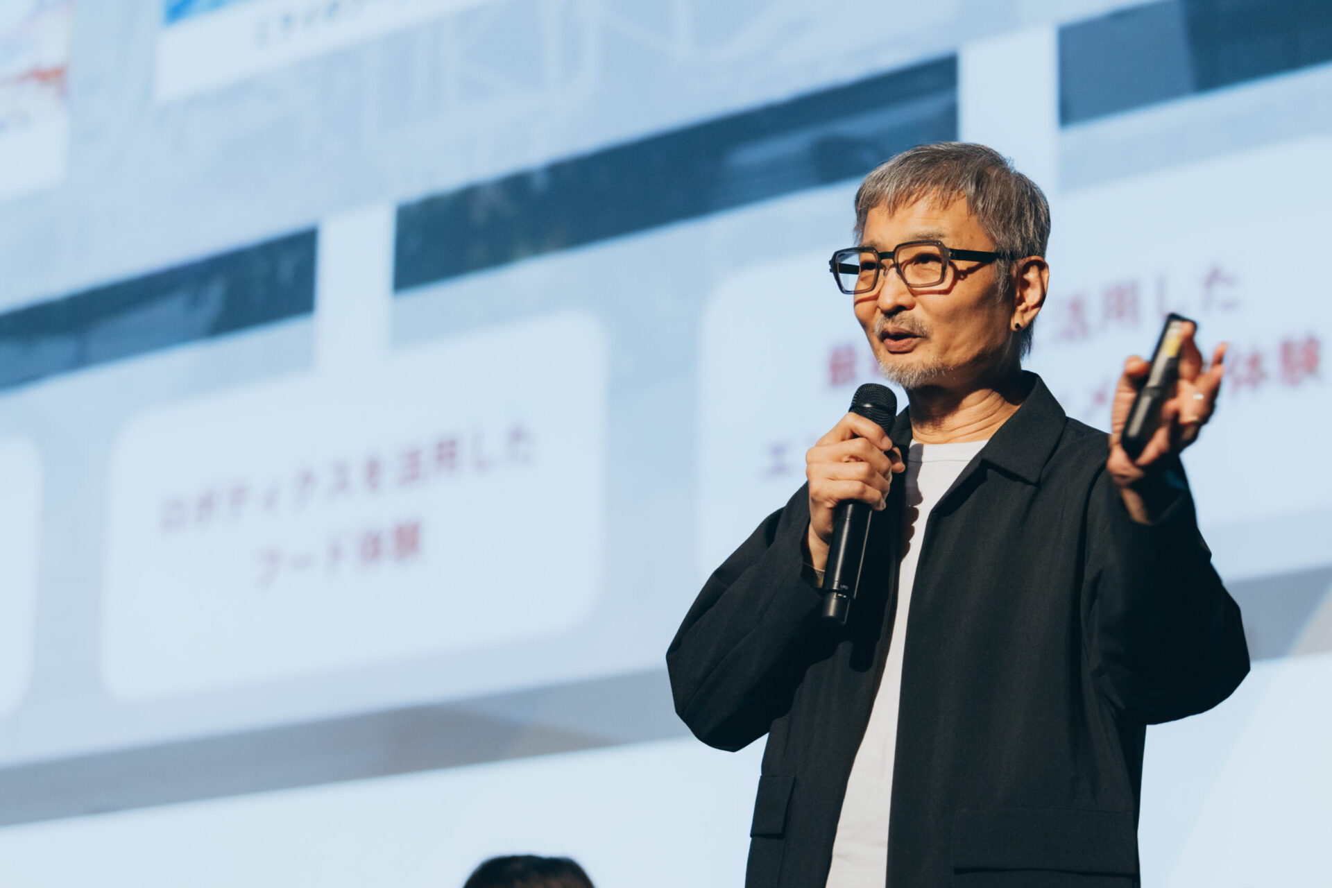 住環境と健康の関係について具体例を交えながら説明する岩前篤教授の講演シーン