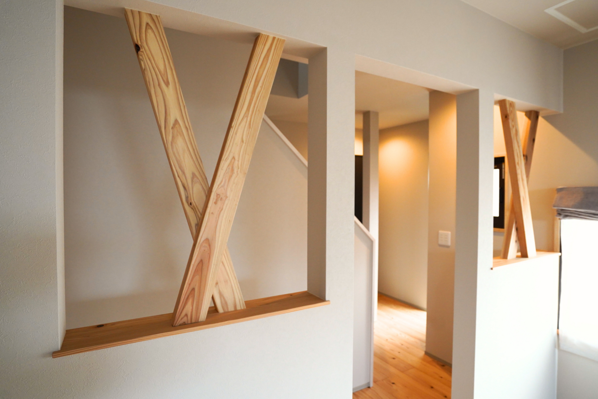 既存構造を活かし、室内窓で空間をゆるやかにつなぐリノベーションの工夫