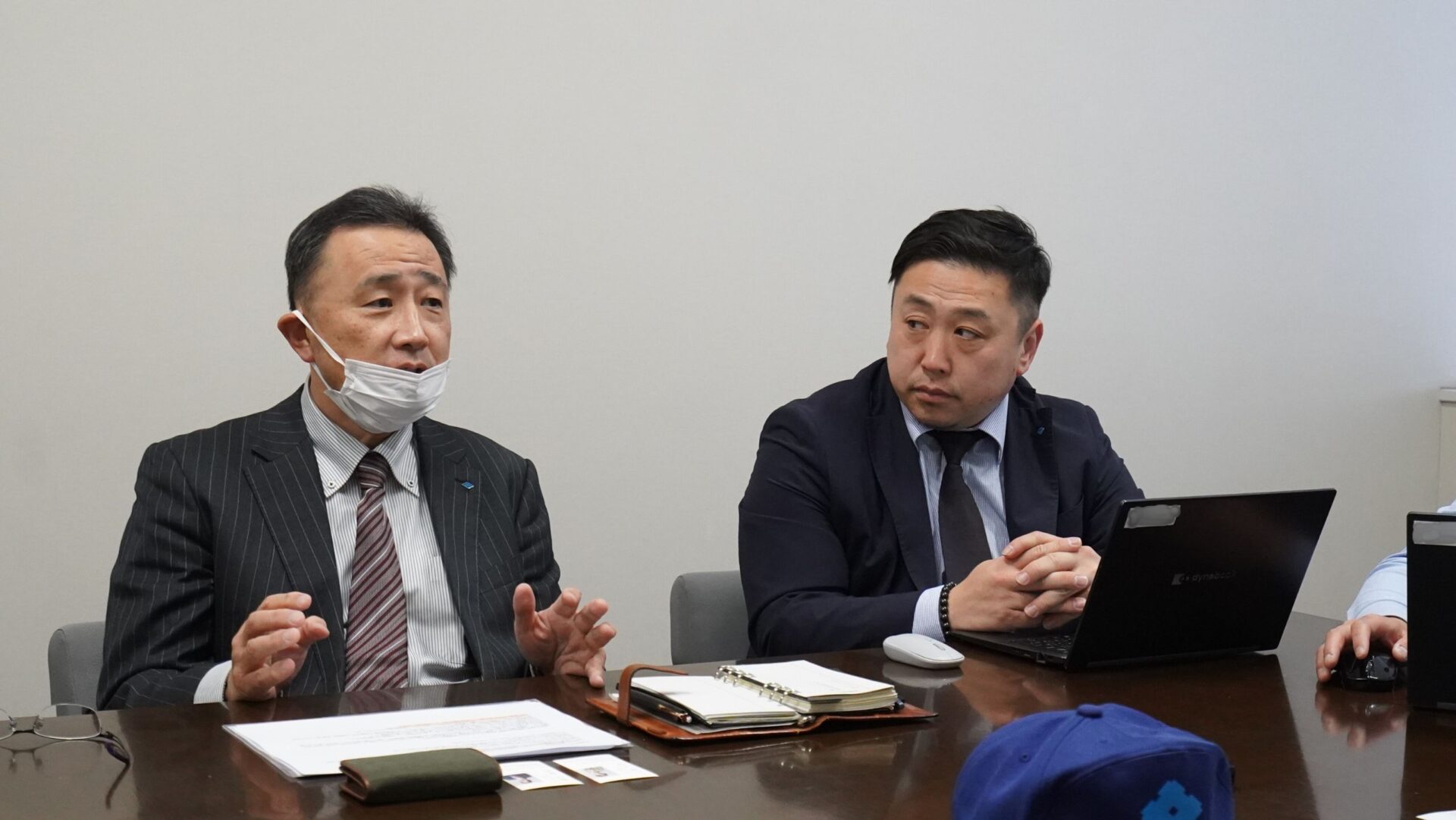 地震対策や制振技術への使命感について意見を交わす、住友ゴム工業社員の対談の様子