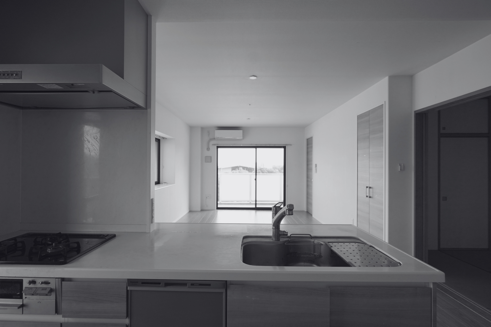 リノベーション前の、仕切りが少なく奥行きのあるマンションLDK