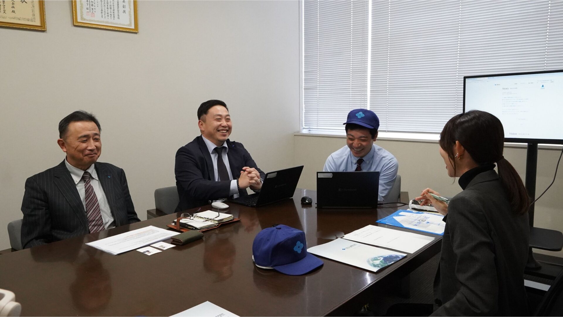 住友ゴム工業の社員と健康住宅インタビュアーが、理念や未来について語り合う対談の様子