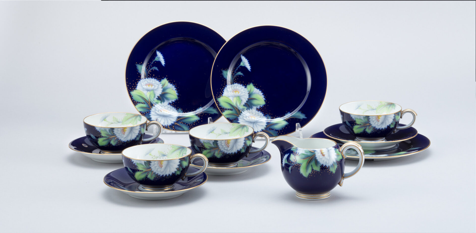 TOTOがかつて製造していた瑠璃色の食器。宝石のような深いブルーが特徴の陶磁器