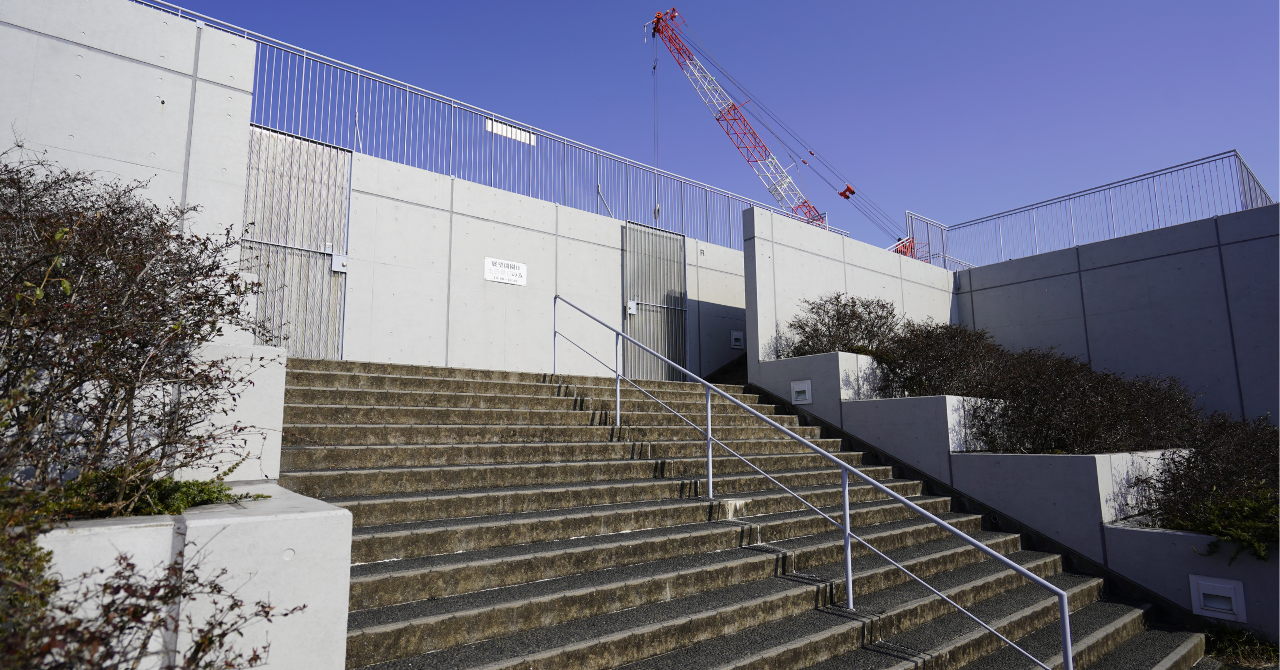 アクロス福岡のステップガーデン最上部に続く階段と建築ディテール