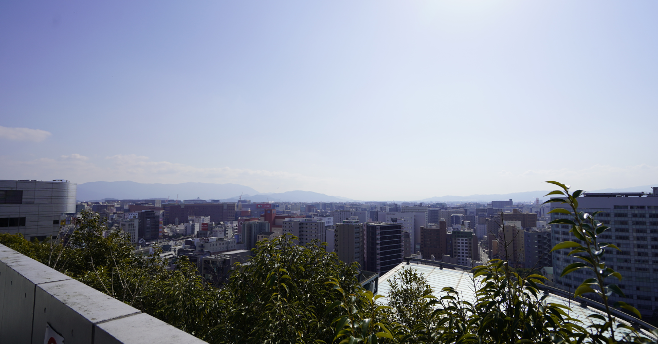 アクロス福岡のステップガーデン最上部から望む福岡市街と遠くに連なる山並み