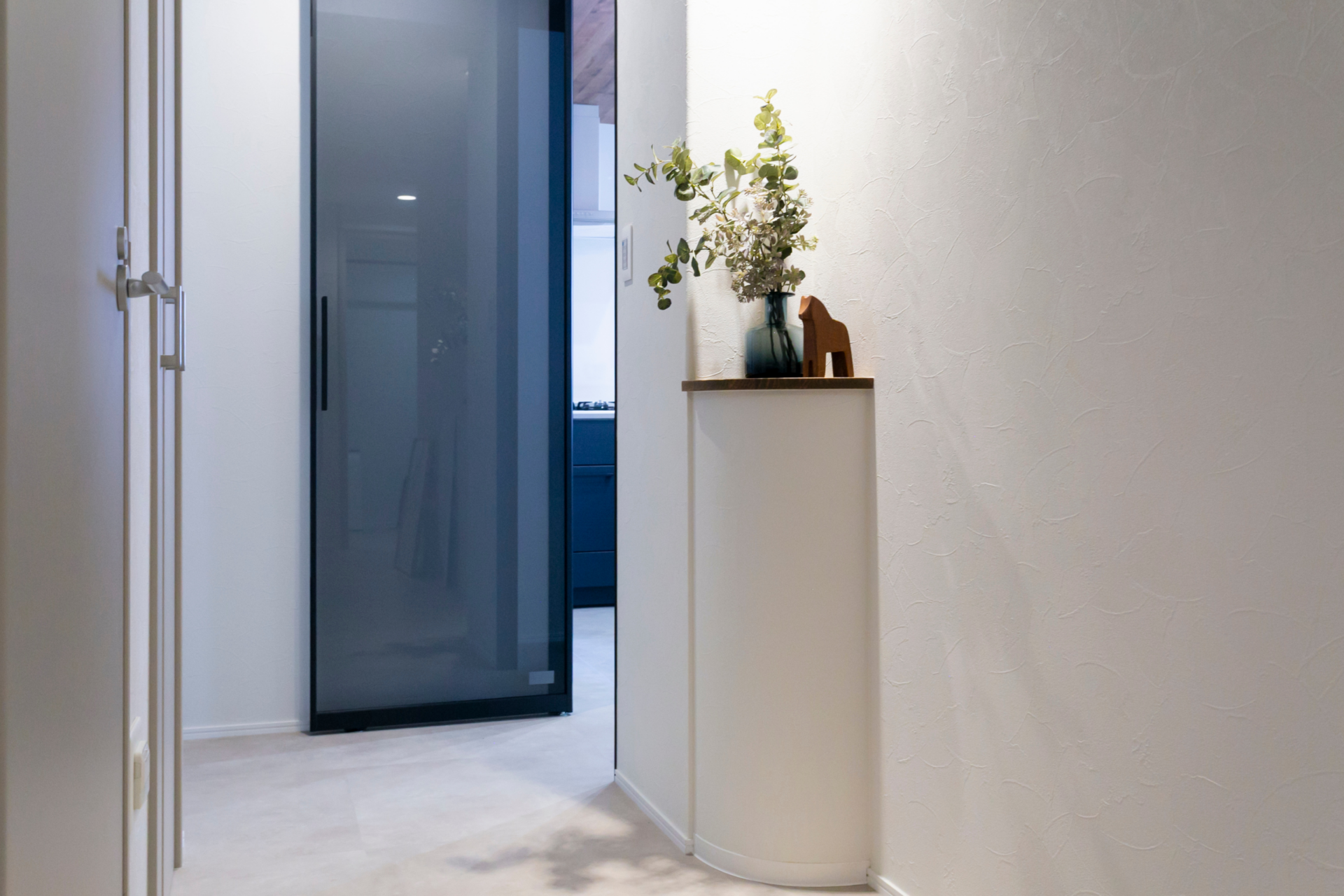 廊下に設けた、グリーンが映える飾り棚付きのニッチスペース