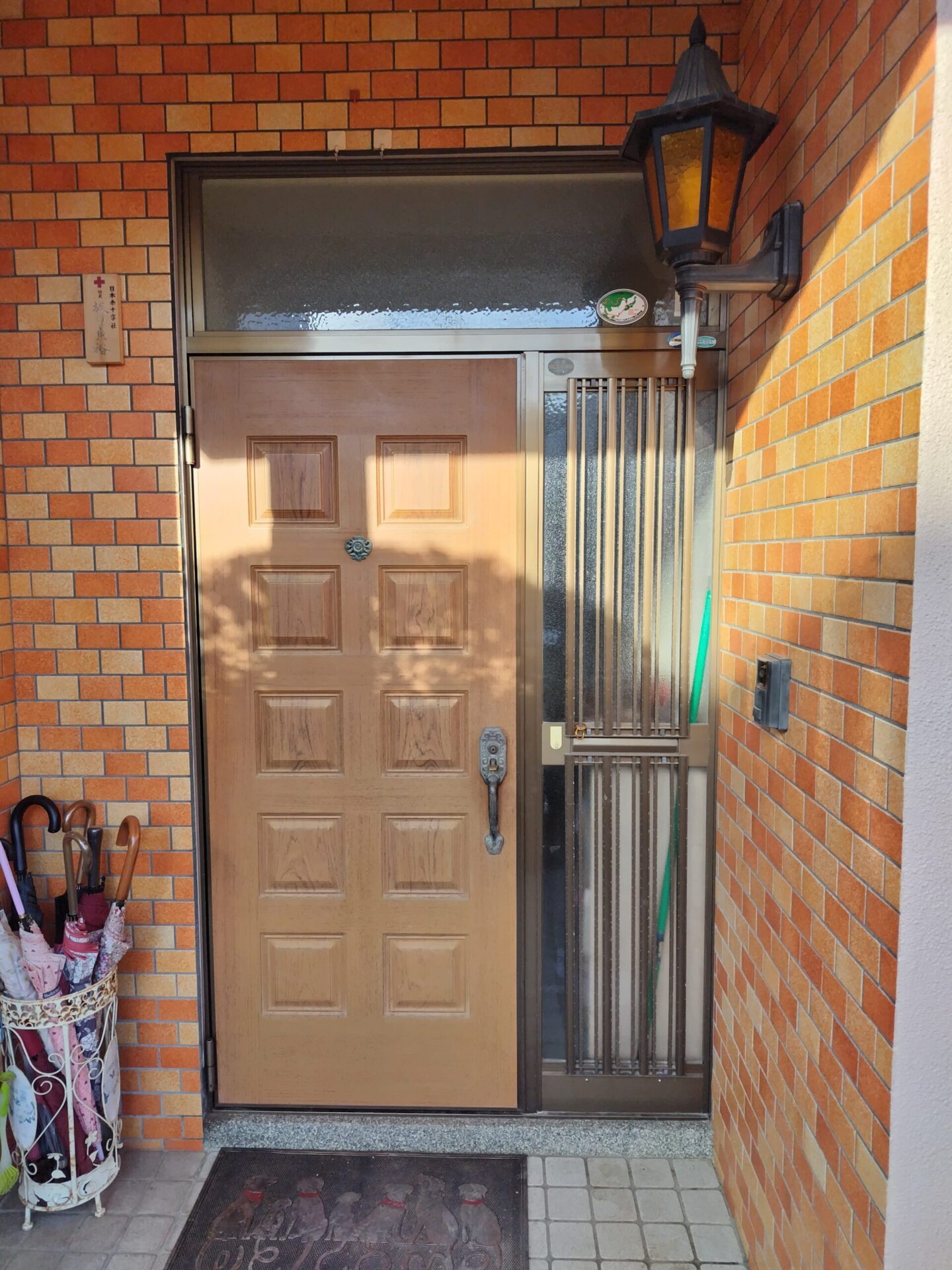 ガラス部分が多く、防犯と断熱に不安があったリフォーム前の玄関ドア