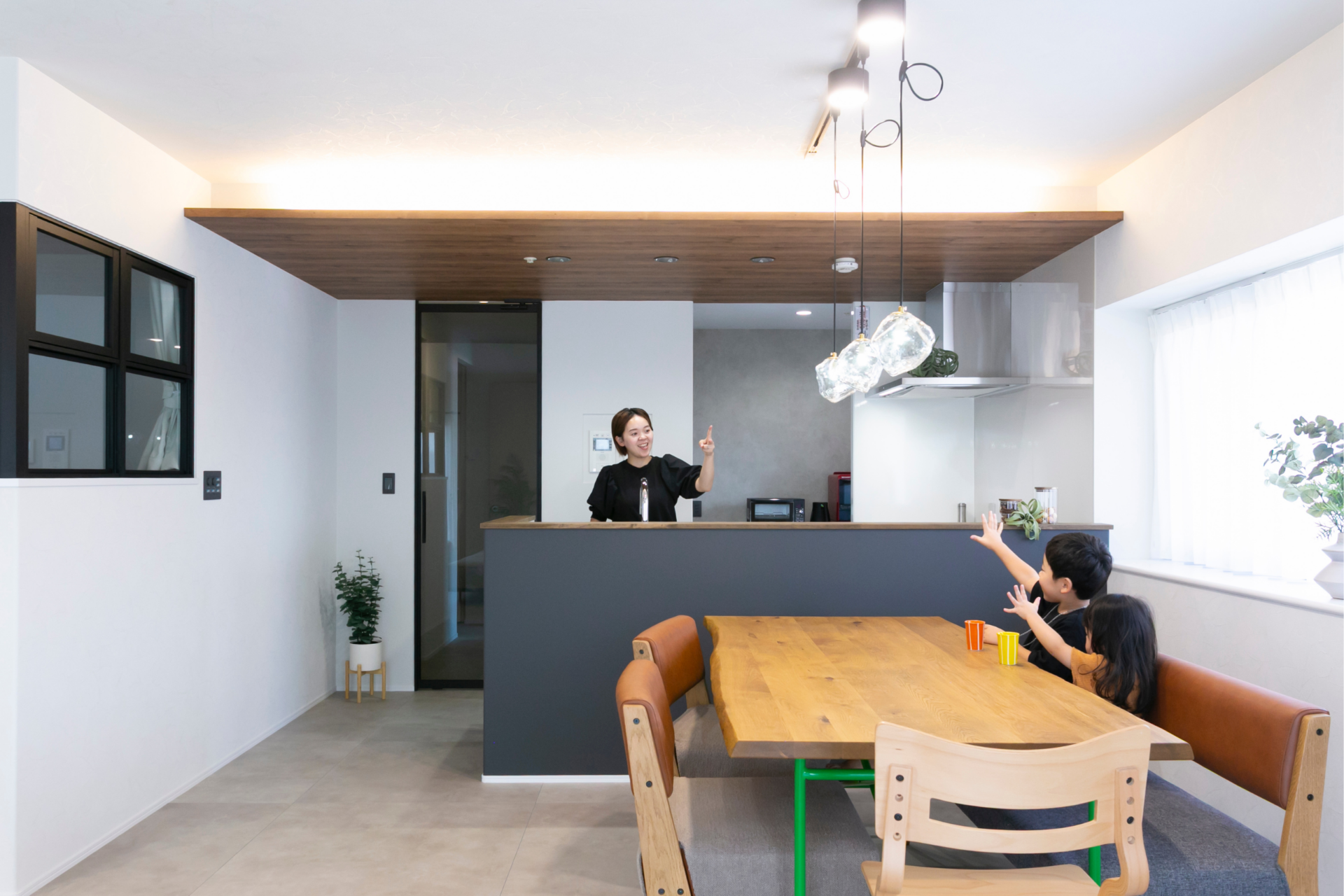 キッチン越しに会話を楽しむ、家族のつながりを感じるリノベーション後のLDK