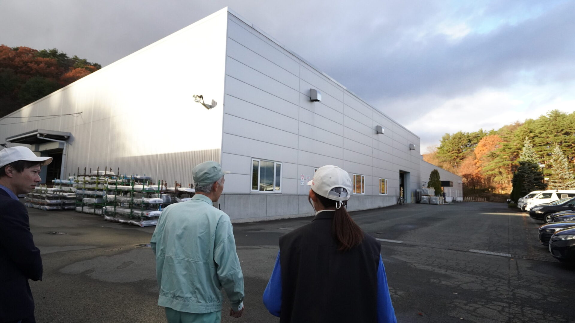 株式会社エクセルシャノン花巻工場の外観と、製造現場を案内する工場見学の様子