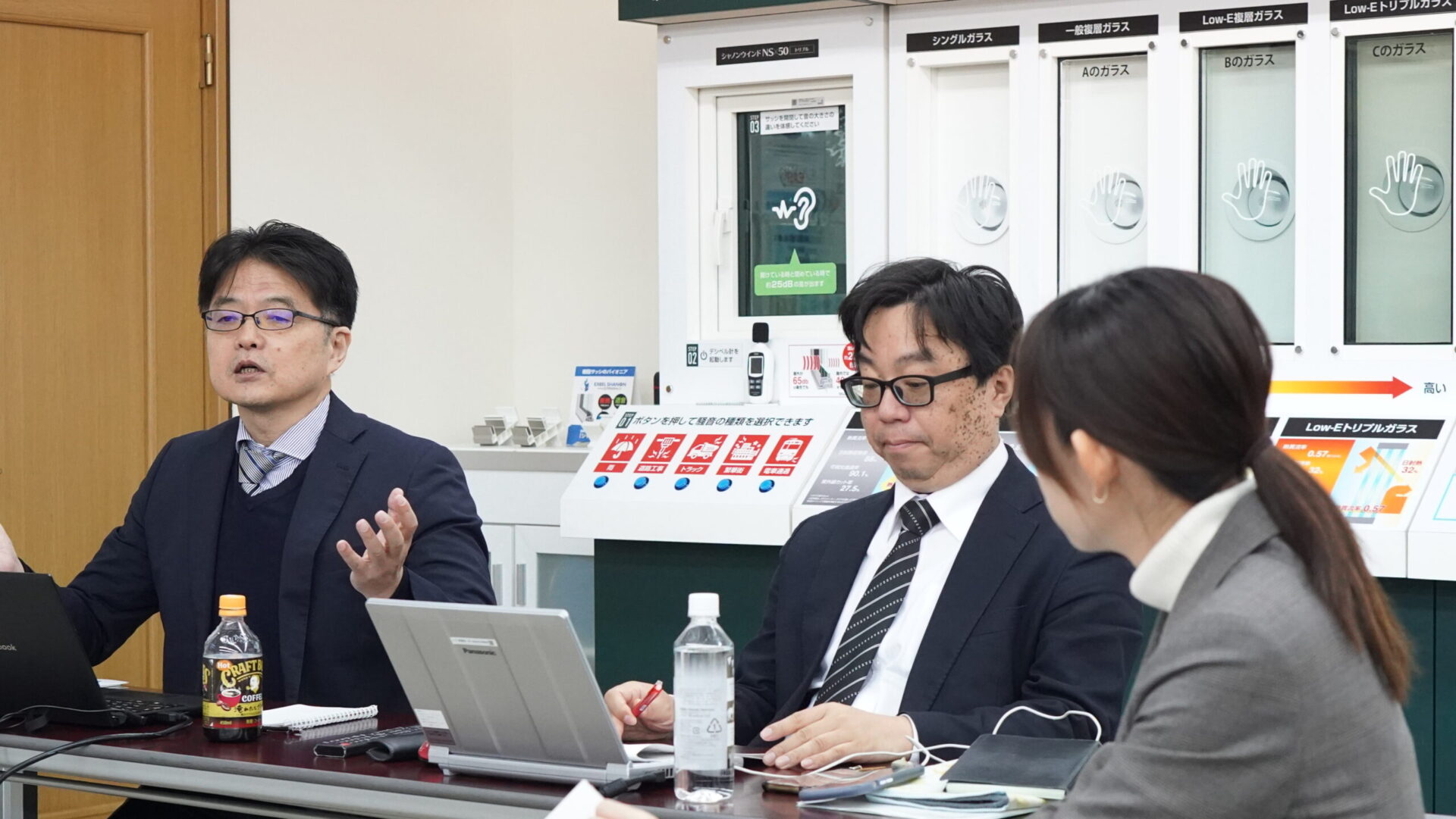 樹脂サッシの断熱性能について説明するエクセルシャノン社員と話を聞くインタビュアー