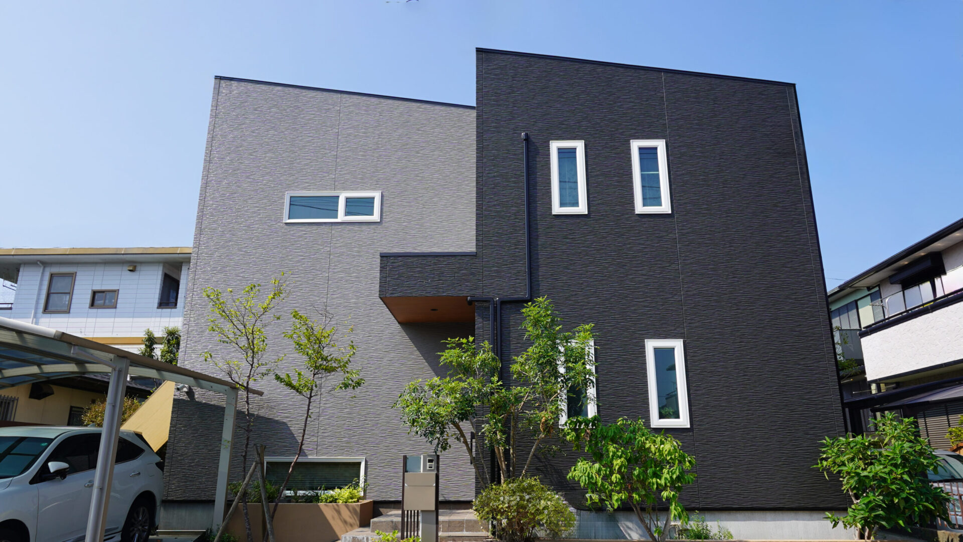 ダークグレーとライトグレーの2トーンに塗り替えた、シンプルモダンな外観