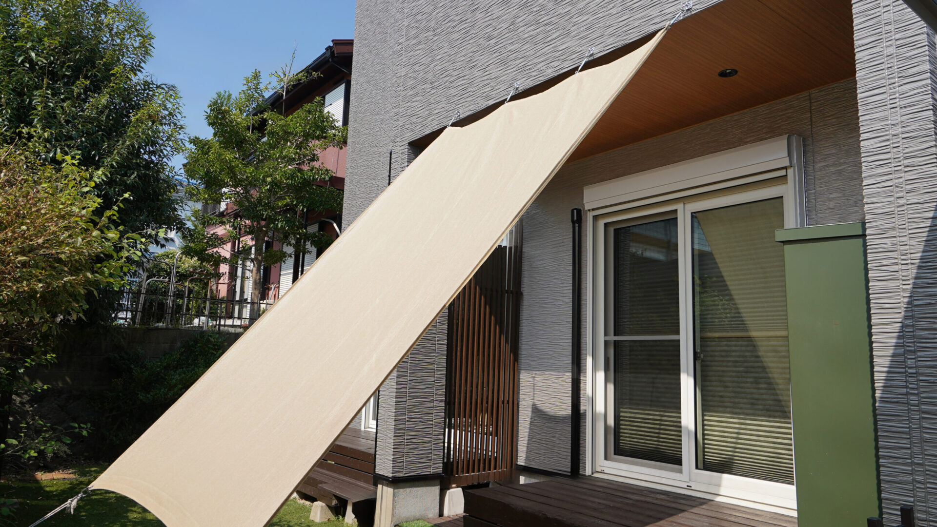 タープ設置に対応し、日差し調整ができるよう整えたリビング側外壁