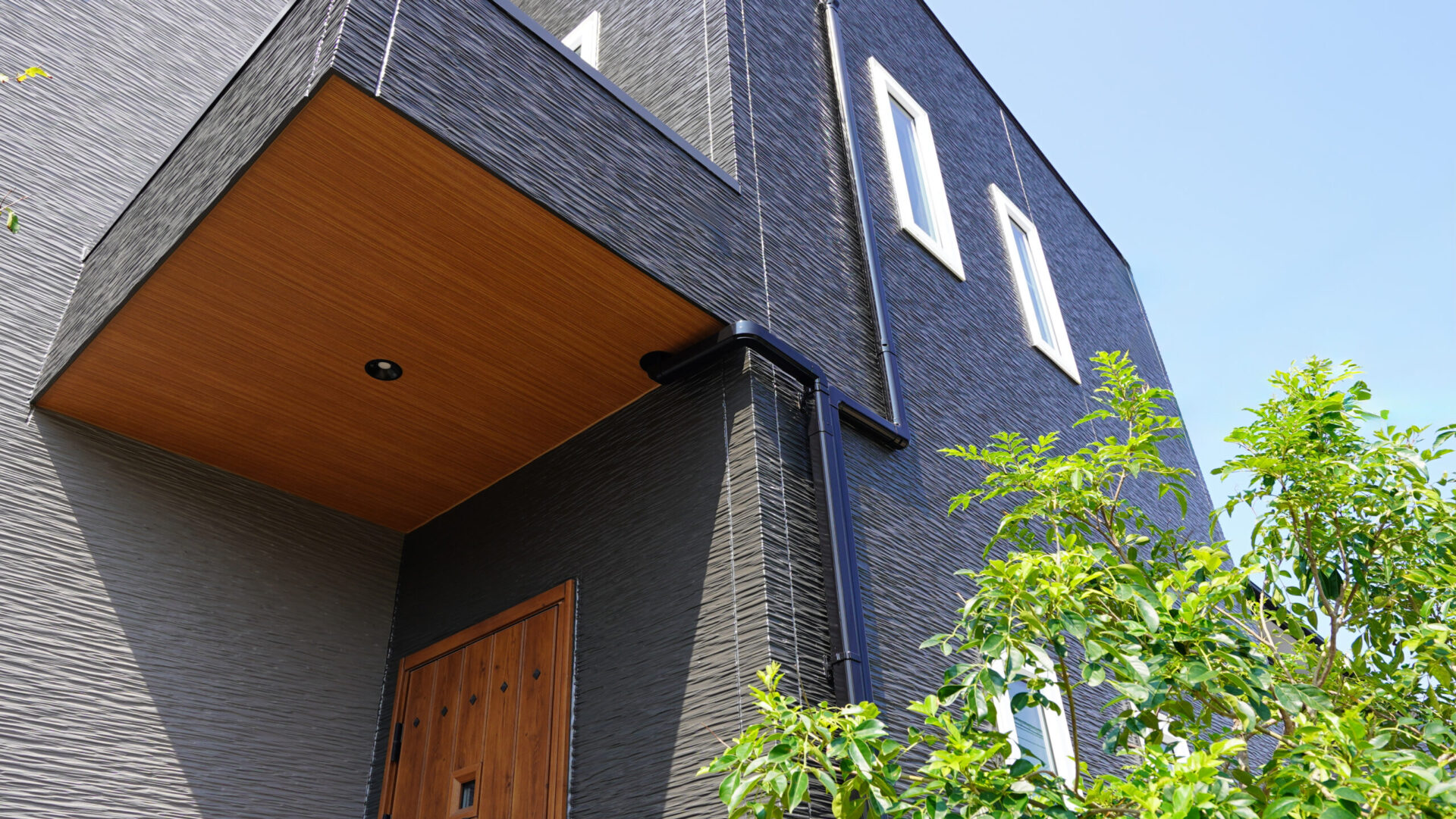 木目調の軒天をアクセントに取り入れた、温かみのある玄関まわり