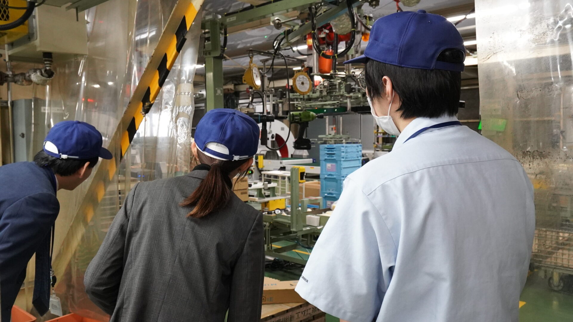 制震ダンパーの組み立て工程を見学しながら説明を受ける、住友ゴム工業の工場内の様子