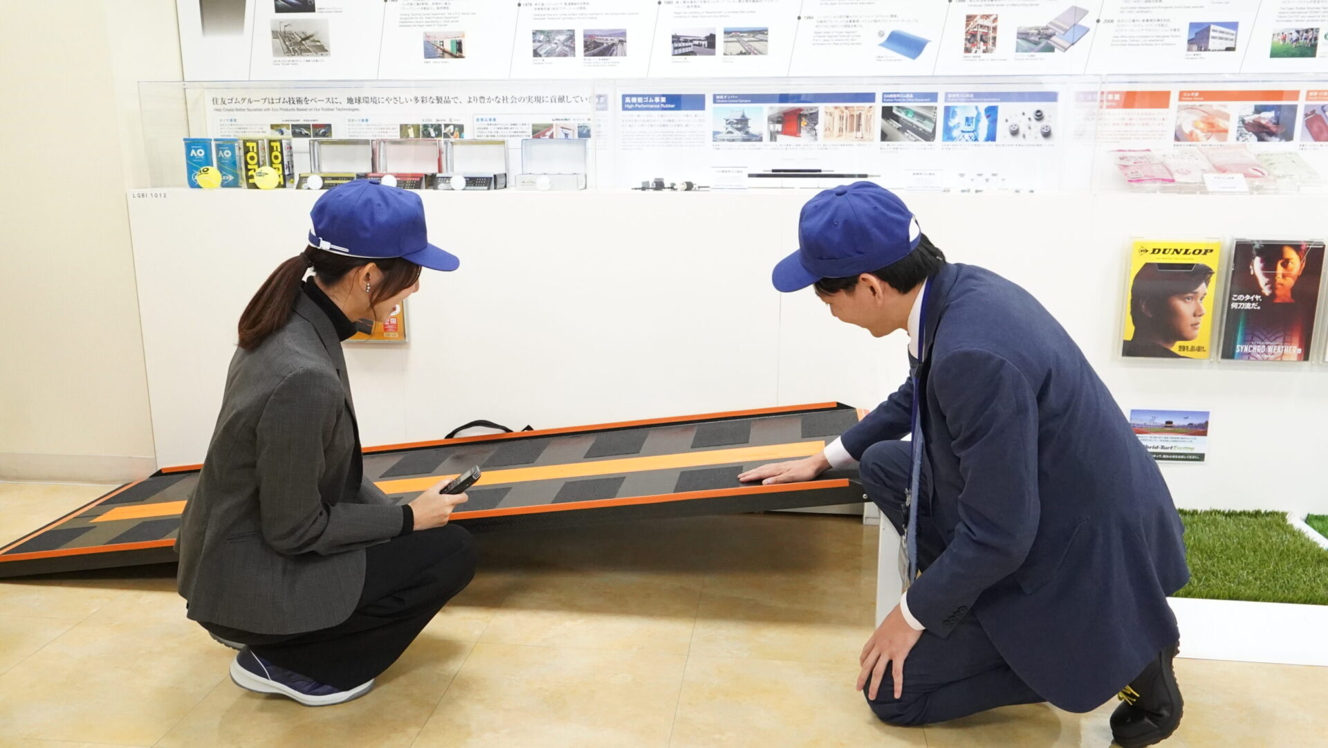 車椅子用可搬型スロープの構造や使い方を確認しながら説明を受ける取材の様子