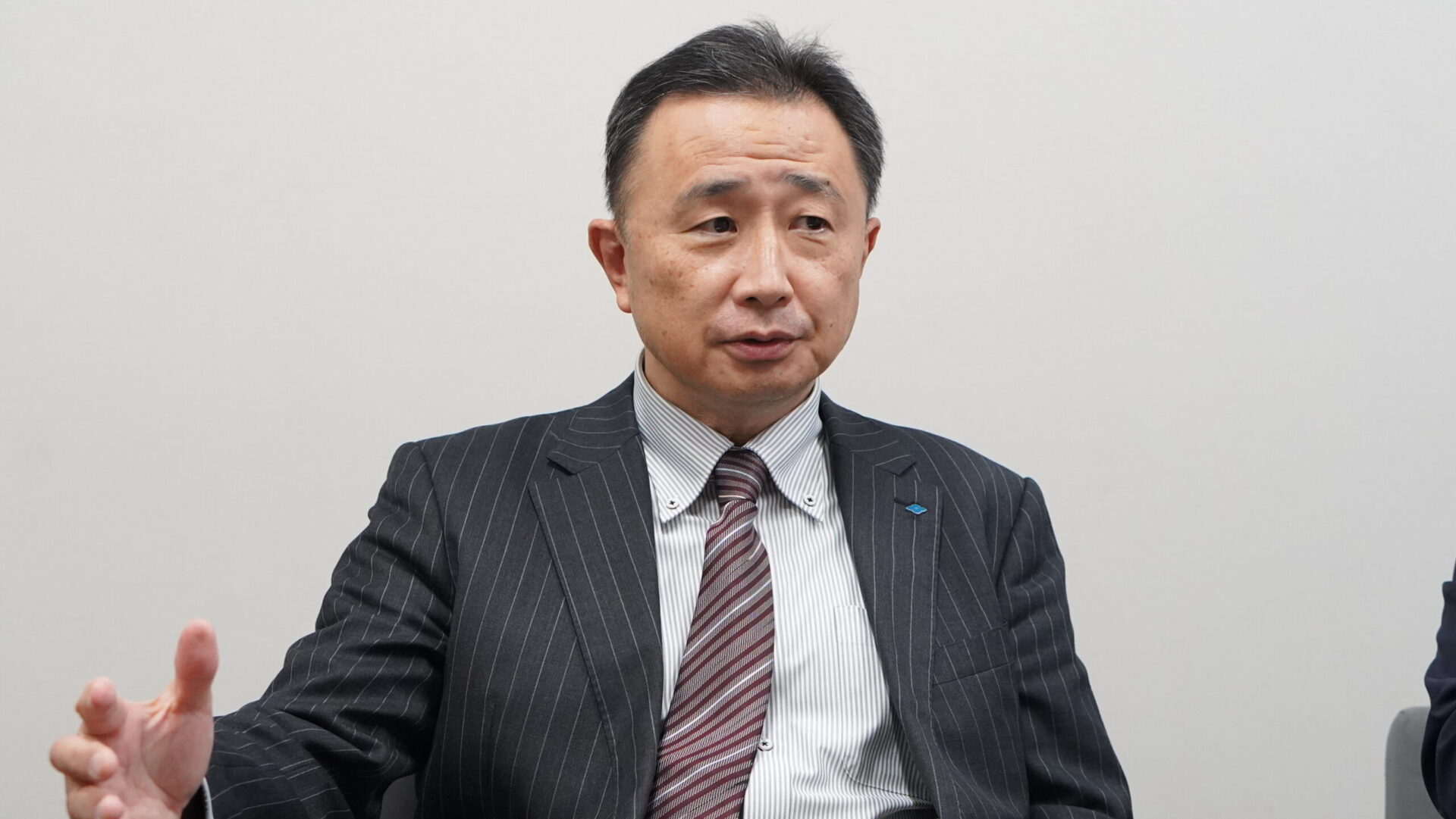 住友ゴム工業の管理職が、会社の歴史や理念について語るインタビューの様子