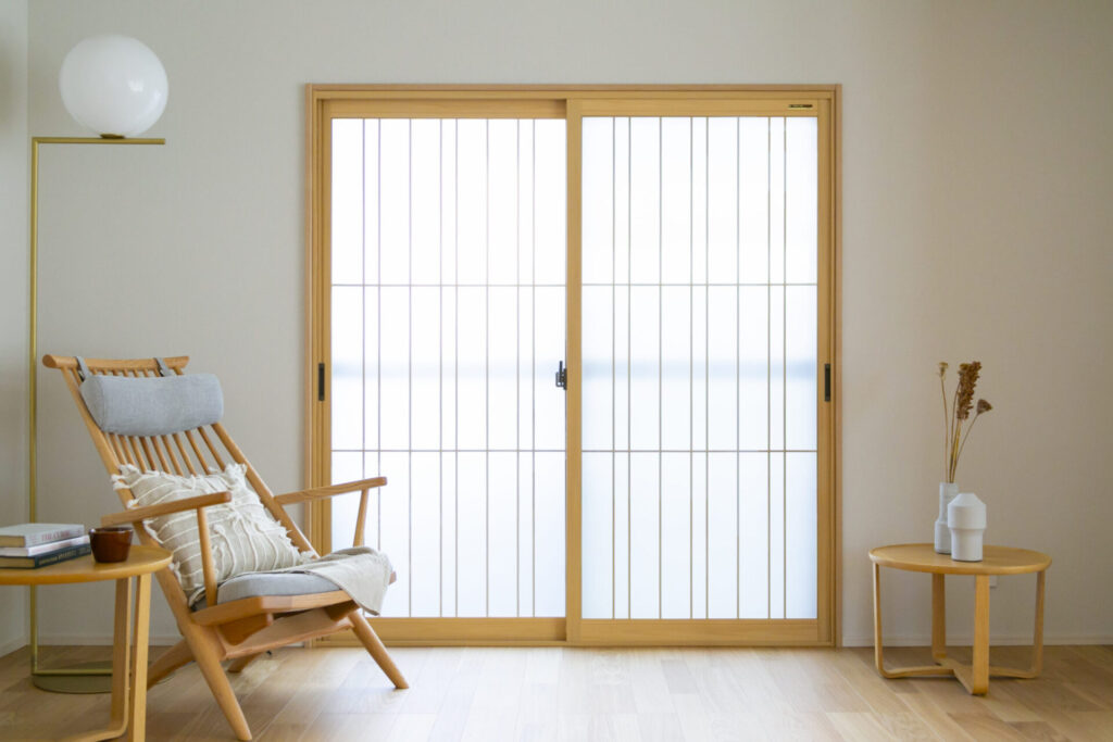 障子を思わせる内窓から柔らかな光が入るリビングのくつろぎスペース