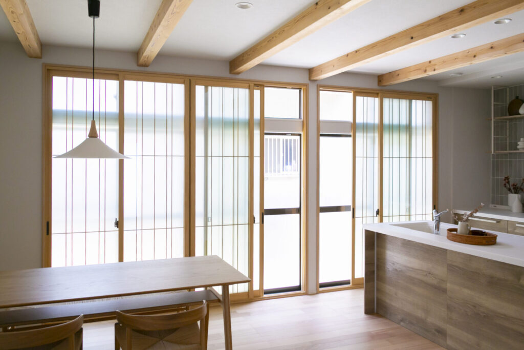 障子風デザインの内窓を備えた対面キッチンの正面