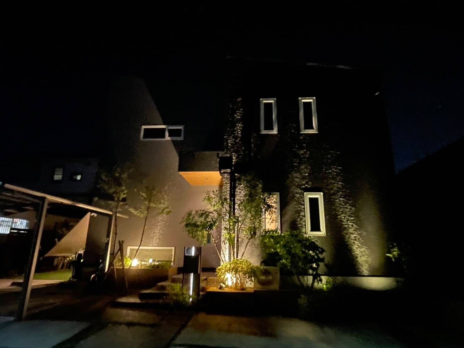 夜間照明で高級感が際立つ、ライトアップされた外壁の夜景