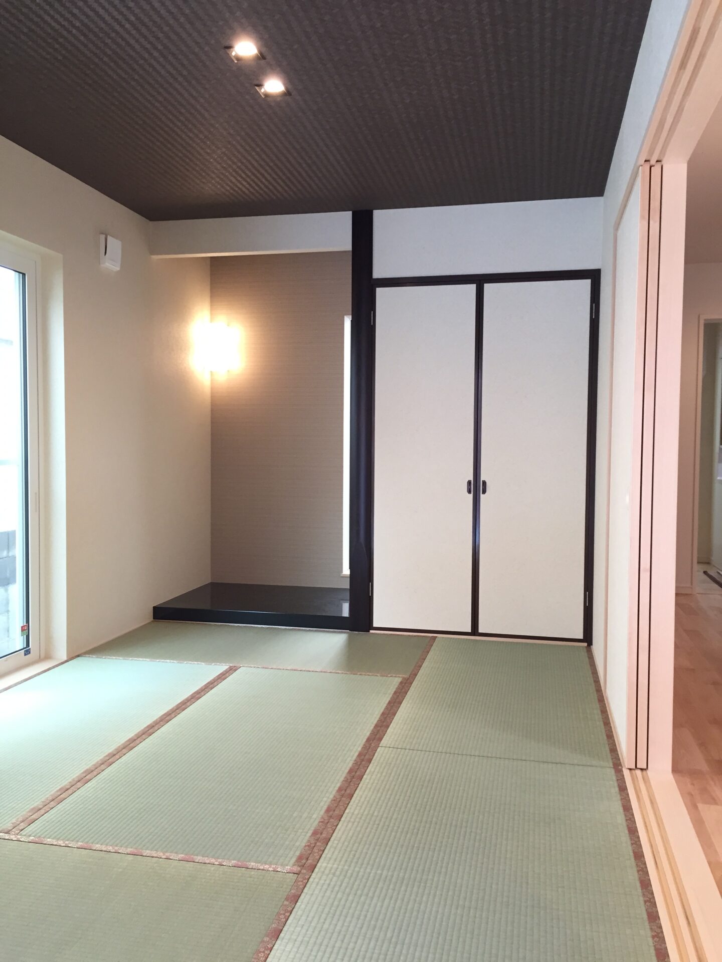 高気密高断熱住宅の室内に設けられた、段差のある畳スペースと引き戸のある和室