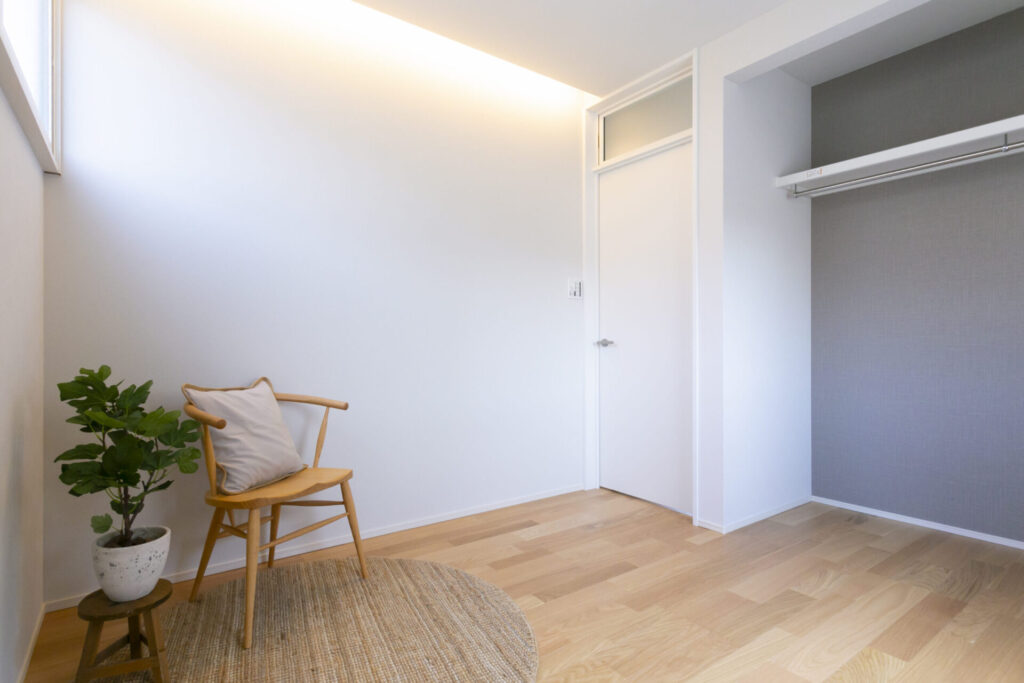 自然光が入る洋室の一角とウォークインクローゼット入口