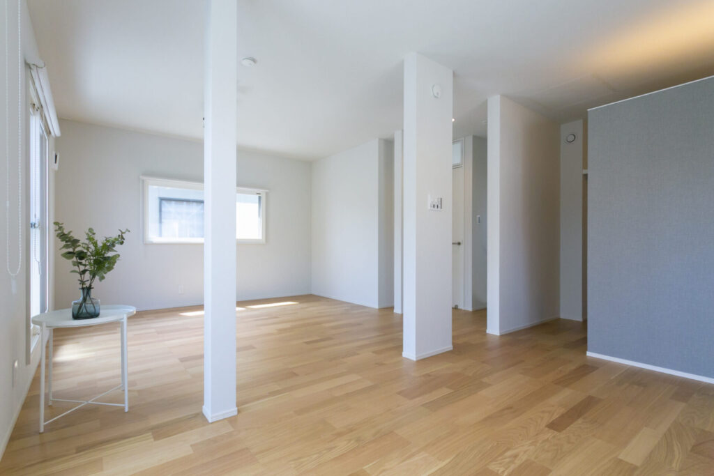 柱を活かして仕切りすぎない開放的な2階の居室空間