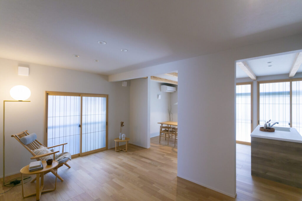 障子風の内窓を設けたリビングとダイニングがつながる空間