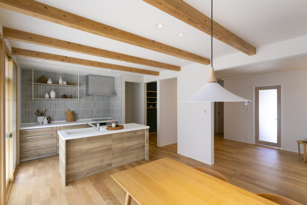 大きな窓と障子風内窓で明るさと断熱性を両立したダイニング空間