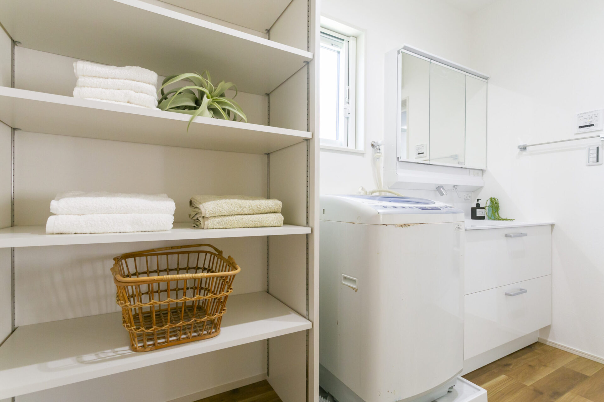 掃除しやすい洗面台と可動棚収納を備えた、家事負担を減らす洗面空間