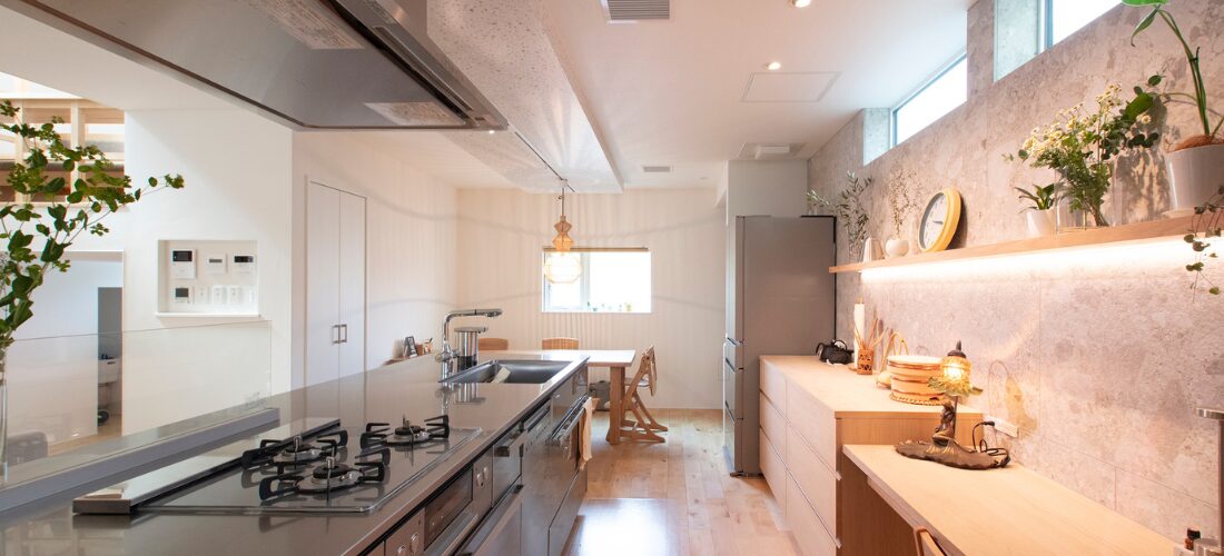 作業しやすい動線と自然素材が心地よいステンレスキッチン