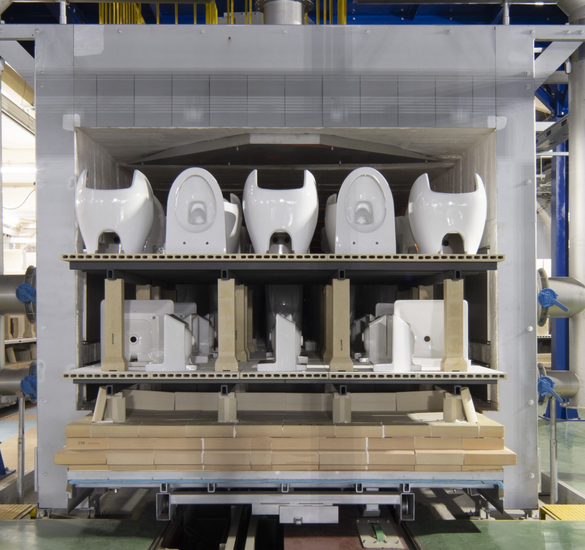 115メートルのトンネル窯で衛生陶器を焼成するTOTO工場の焼成工程