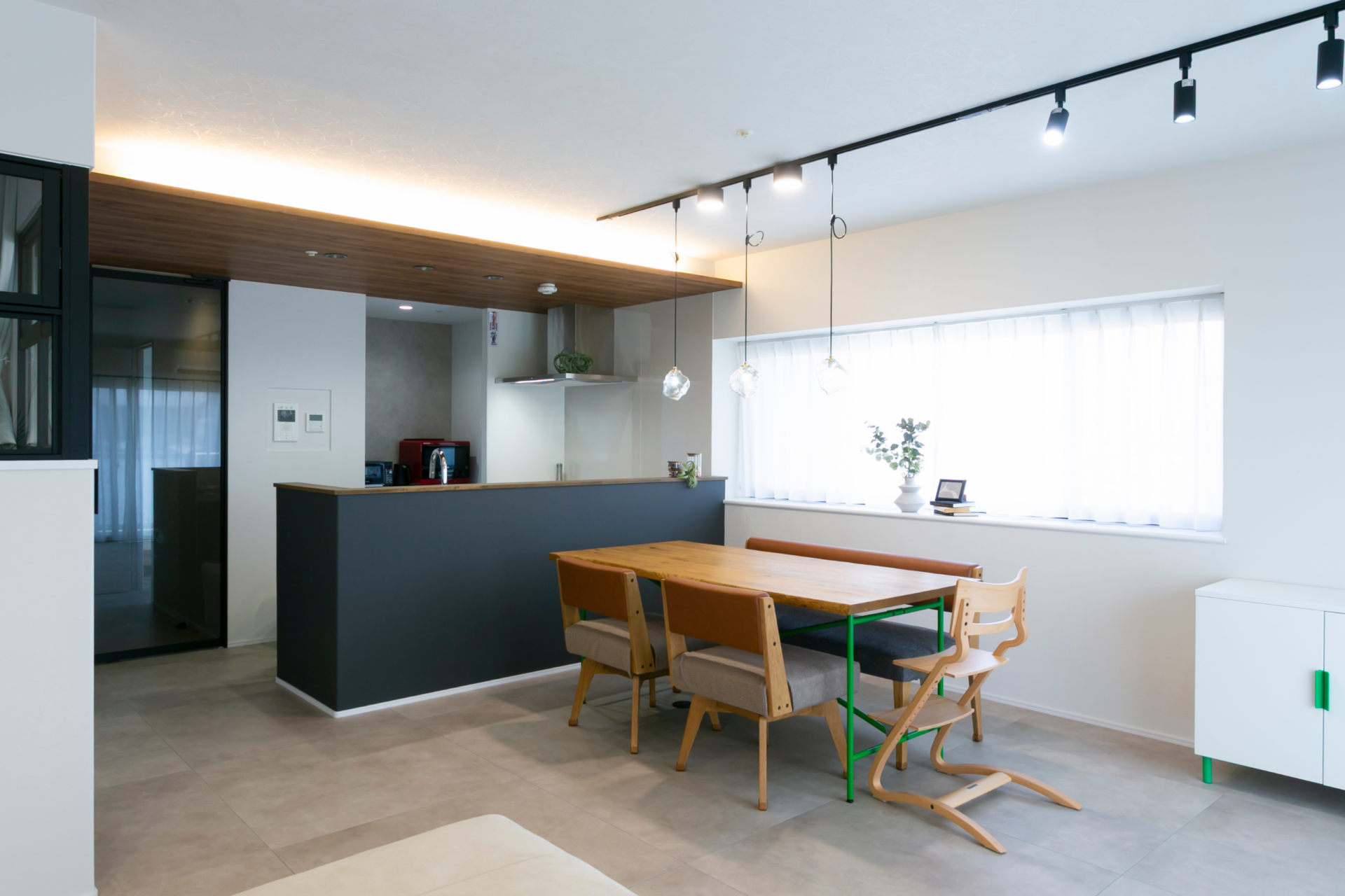 間接照明と一体感のあるレイアウトで、22帖に広がったリノベーション後のLDK