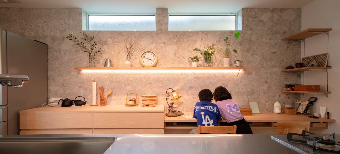 キッチン横のカウンターで並んで勉強する子どもたちの様子