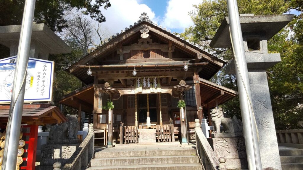 福岡市にある歴史ある飯盛神社の木造拝殿の正面、石灯篭や狛犬が並ぶ階段
