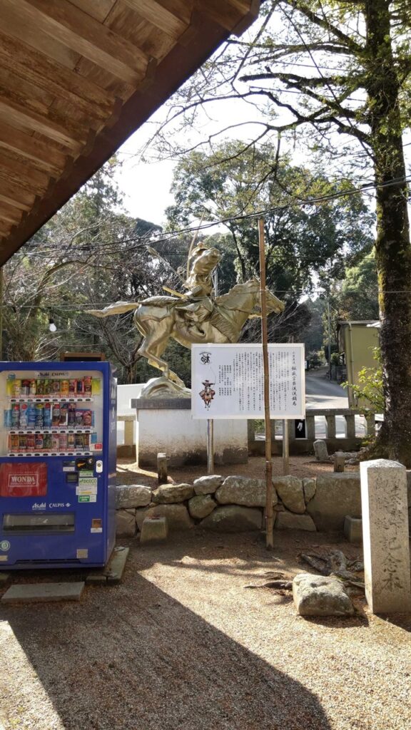 飯盛神社境内に立つ武射頭影之碑と流鏑馬頭影之碑の石碑と弓を構える像
