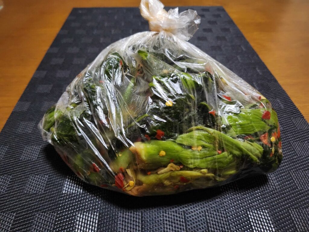 ビニール袋に詰められた高菜漬けの全体写真