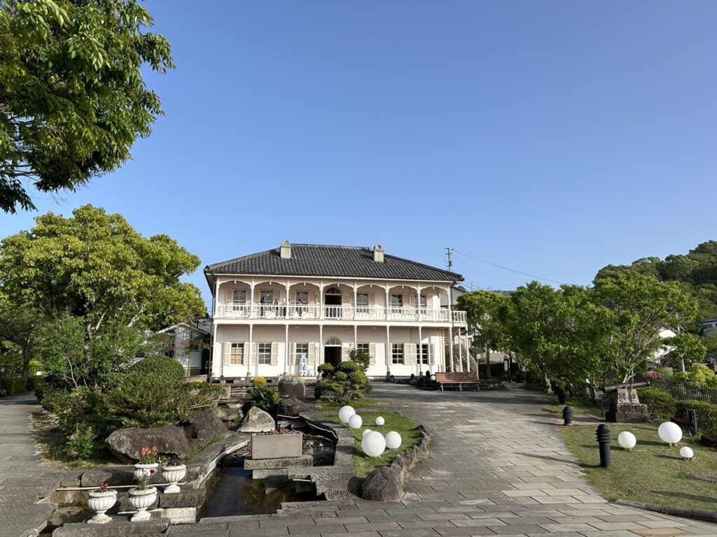 長崎・オランダ村にある白い洋風の二階建て建物と整備された庭園