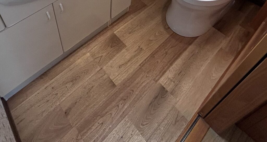 リフォーム後の木目調フローリングがきれいなトイレの床