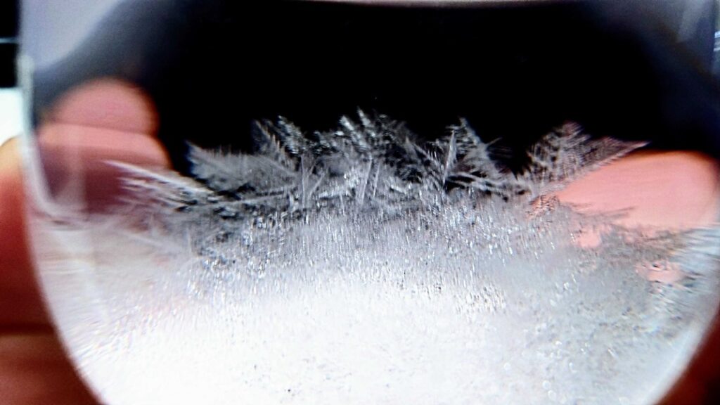 テンポドロップの中にできた羽のような美しい結晶のクローズアップ