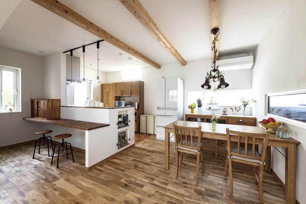 無垢材の床や家具が温もりある空間を演出するナチュラルテイストのキッチンダイニング