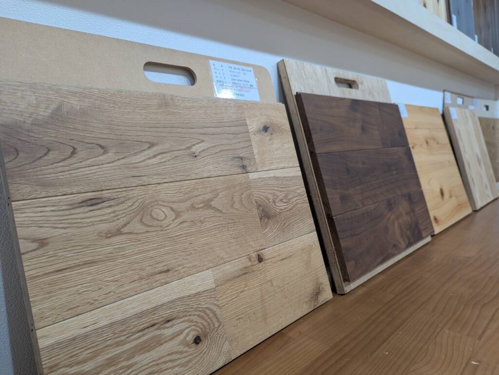 木目の風合いが異なる無垢材のサンプルが並べられた展示スペースの一部